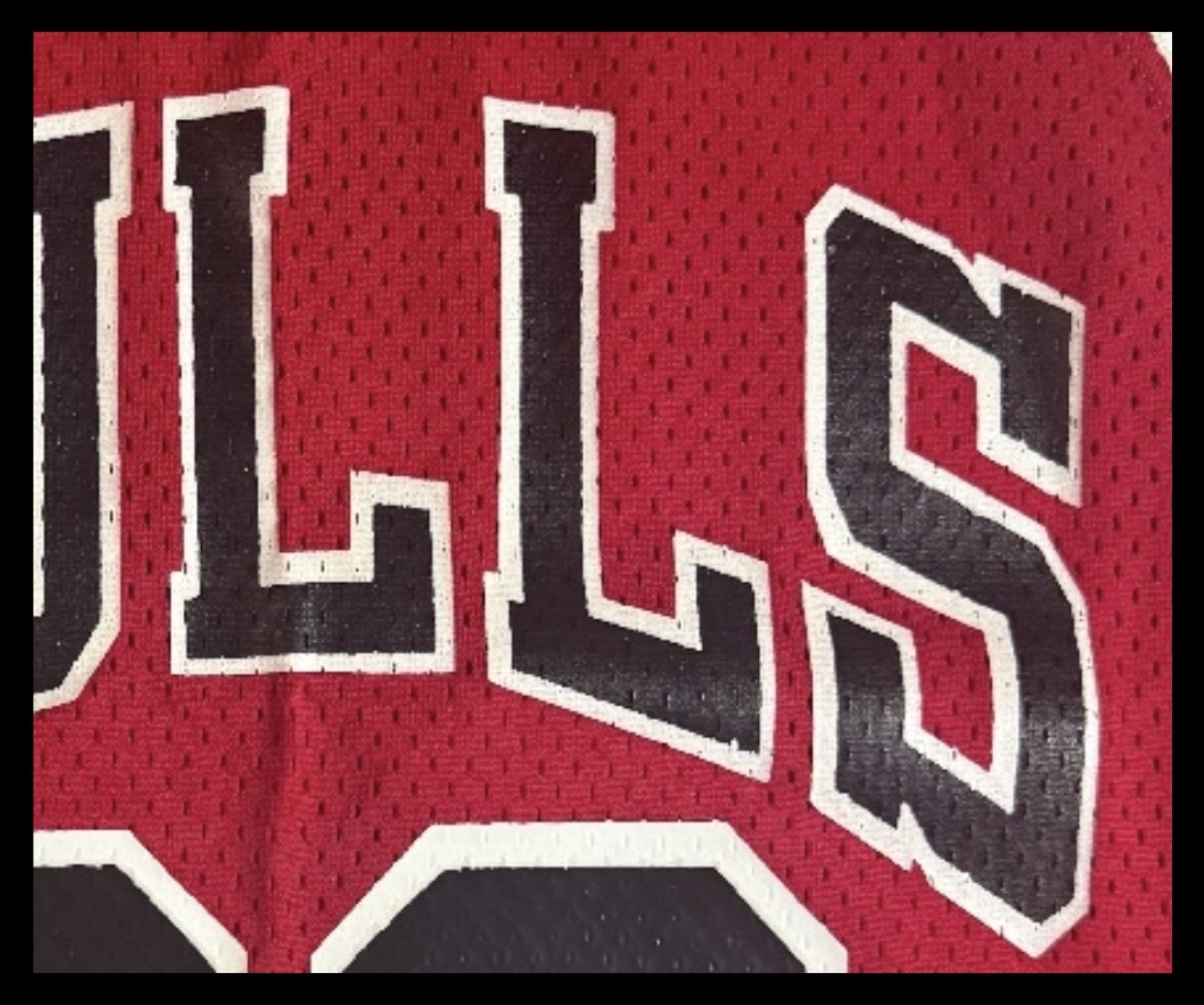 Close-up of the artifact jersey border irregularity