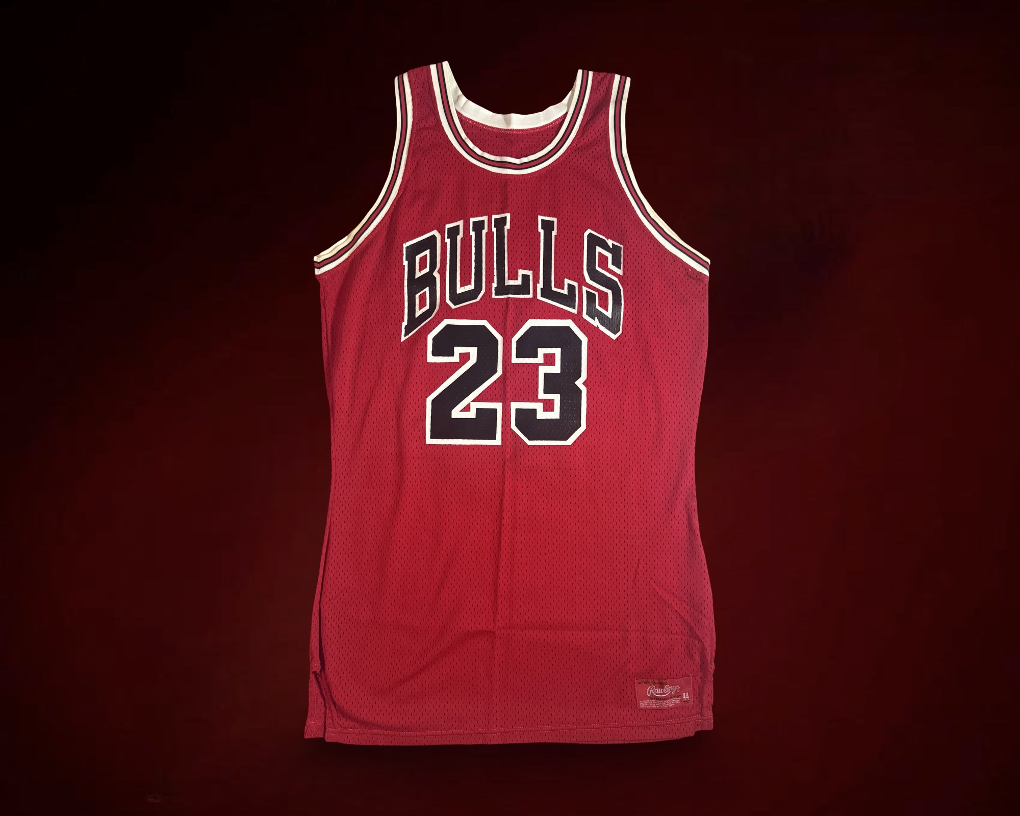 1985–86 Chicago Bulls road jersey examined in this case study